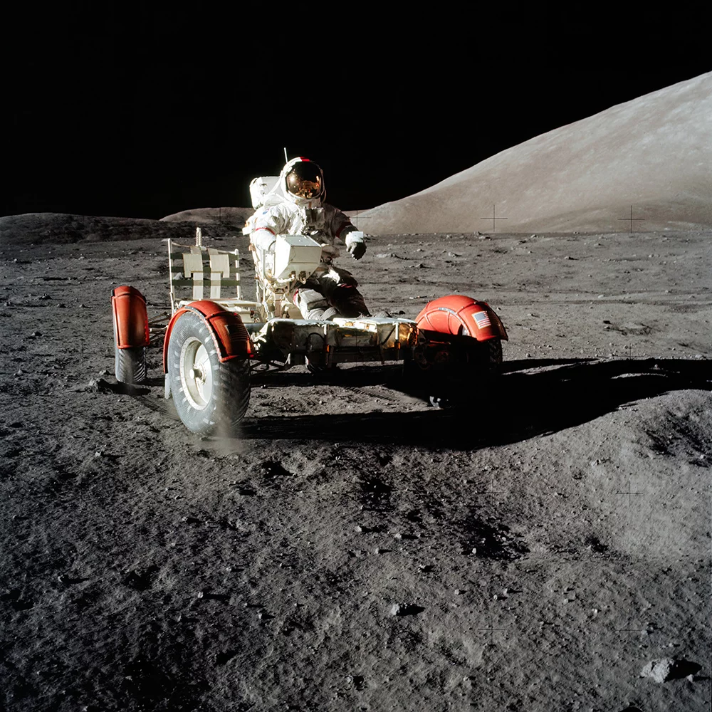 Artfilia Astronaut Eugene A. Cernan, commander of Apollo 17, drives the Lunar Roving Vehicle Variante 1 60x60 cm
