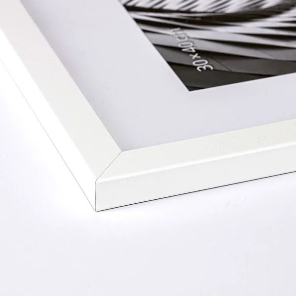 Cadre en bois Hekla (MDF) avec passe-partout 61x91,5 cm (50x70 cm) | blanc | verre synthétique (1 mm)