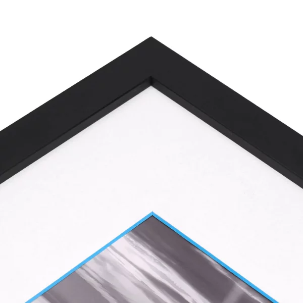 1,5 mm Passepartout - Weiß mit farbigem Kern, individueller Ausschnitt 20x20 cm | White-Light Blue