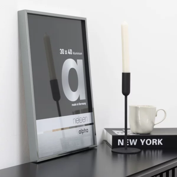 Alu Bilderrahmen Alpha 18x24 cm | Dunkelgrau glanz | Museumsglas UV 70 entspiegelt