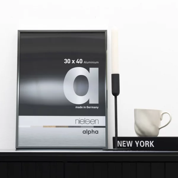 Alu Bilderrahmen Alpha 18x24 cm | Dunkelgrau glanz | Museumsglas UV 70 entspiegelt