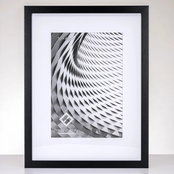 Holz Bilderrahmen Hekla (MDF) Maßanfertigung Schwarz | Kunstglas (1 mm)