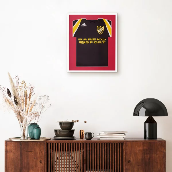 Cadre pour maillots Economy White avec passe-partout 52,5x62,5 cm | blanc-rouge | verre synthétique (1 mm)