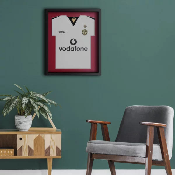 Cadre pour maillots Comfort Black avec passe-partout 53,4x63,4 cm | noir-rouge | verre synthétique (1 mm)