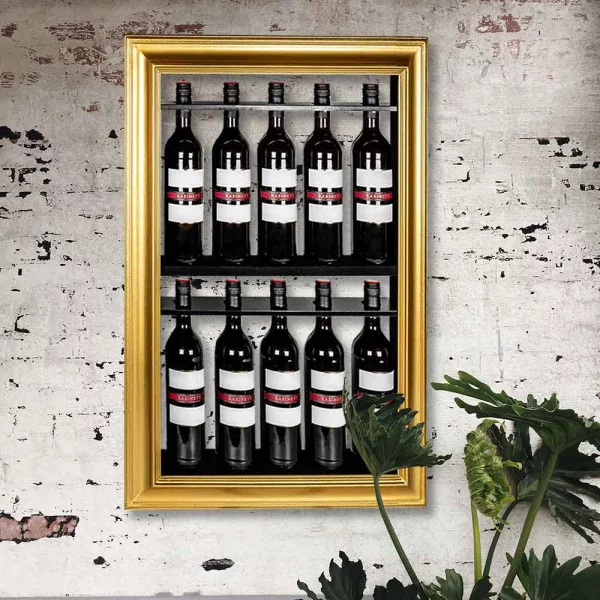 Bilderrahmen mit Weinregal 