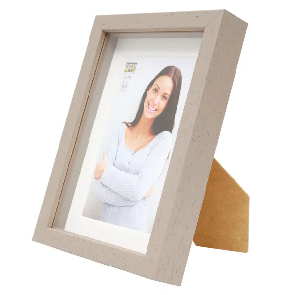 Cadre en bois Hugo avec baguette d'espacement et passe-partout 13x18 cm | taupe | verre standard (2 mm)