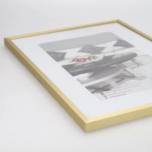 Alu-Bilderrahmen Chair 50x70 cm | gold | Normalglas (2 mm)