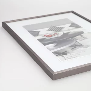 Alu-Bilderrahmen Chair 50x70 cm | stahl | Normalglas (2 mm)