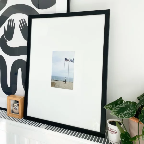 Cadre photo en bois avec passe-partout large 30x40 cm (10x15 cm) | noir | verre standard (2 mm)