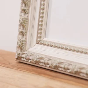Holz-Bilderrahmen Deloga 60x60 cm | Weiß mit Silber | Museumsglas UV 70 entspiegelt