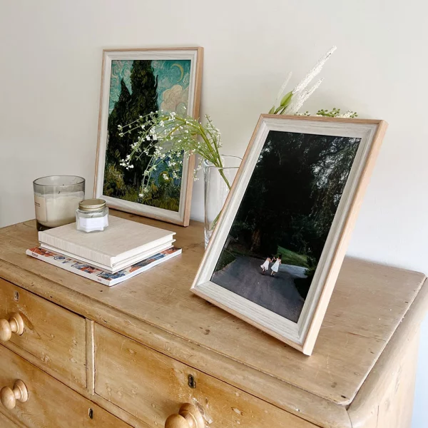 Cadre photo en bois blanc avec bord en bois coloré 10x15 cm | blanc-naturel | verre standard (2 mm)
