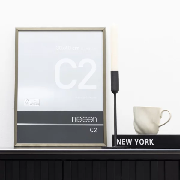 Alu-Bilderrahmen C2 70x100 cm | Struktur Walnuss matt | Normalglas (2 mm)