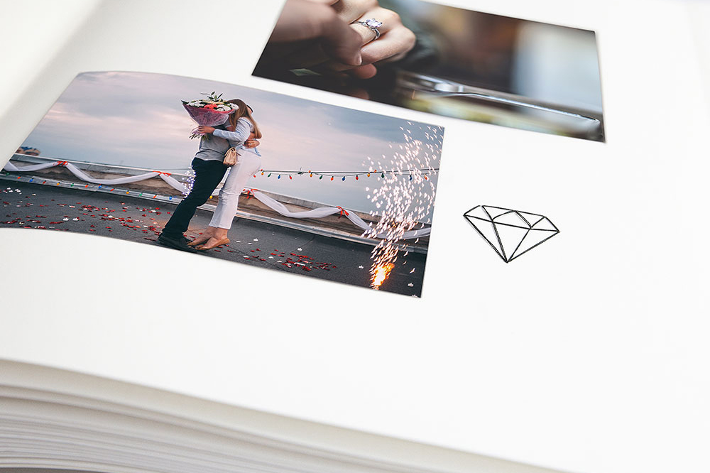 Gestickter Diamant neben dem Verlobungsbild