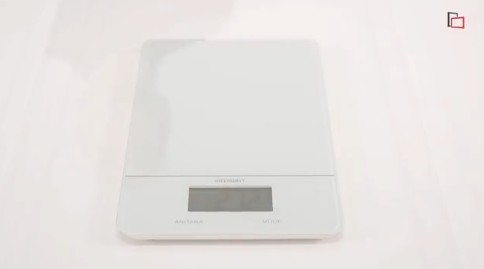 Acrylglas auf der Waage: 272 Gramm