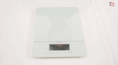 Entspiegeltes Acrylglas auf der Waage: 412 Gramm