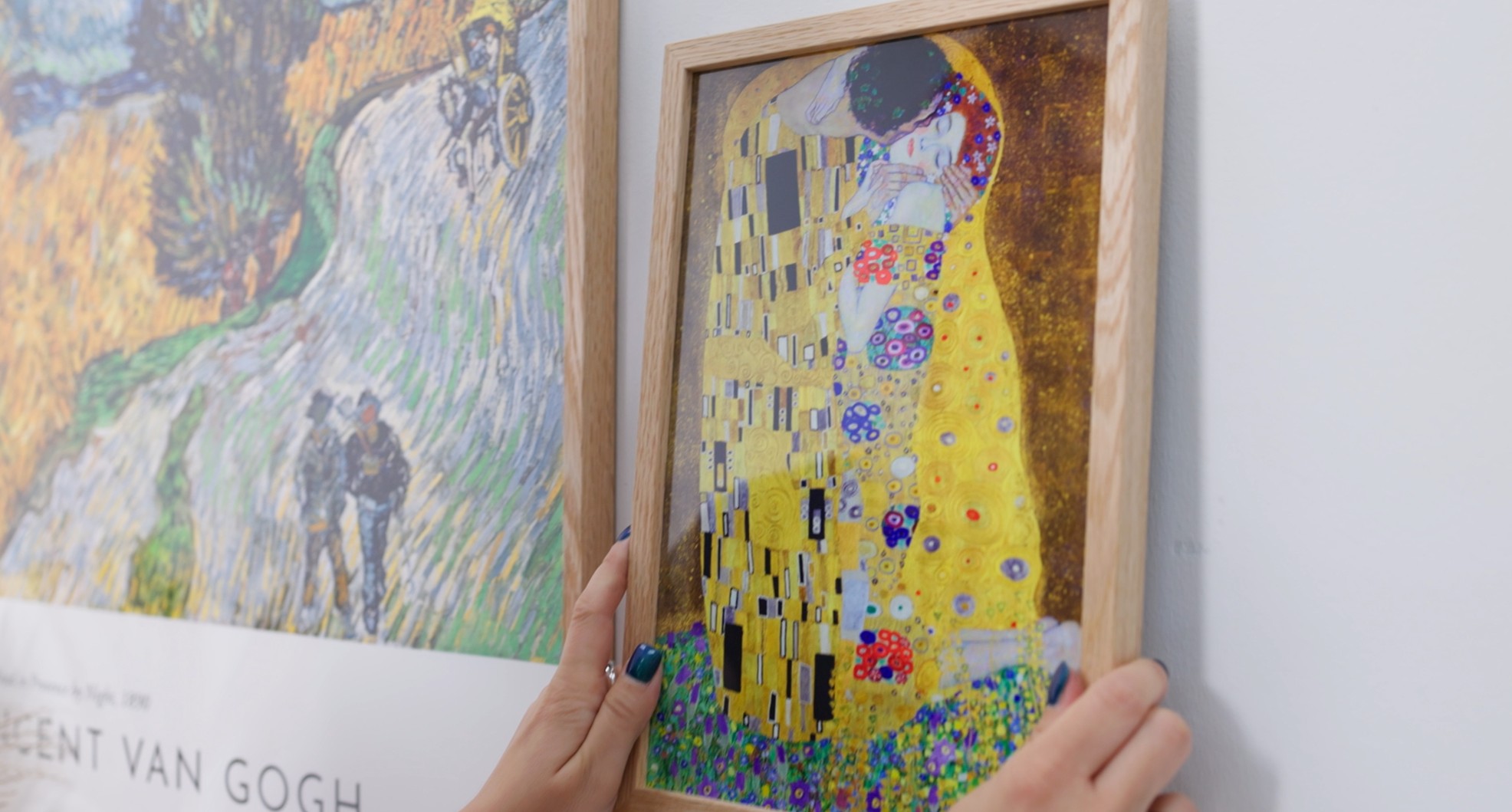 Rahmen mit Magneten an die Wand drücken