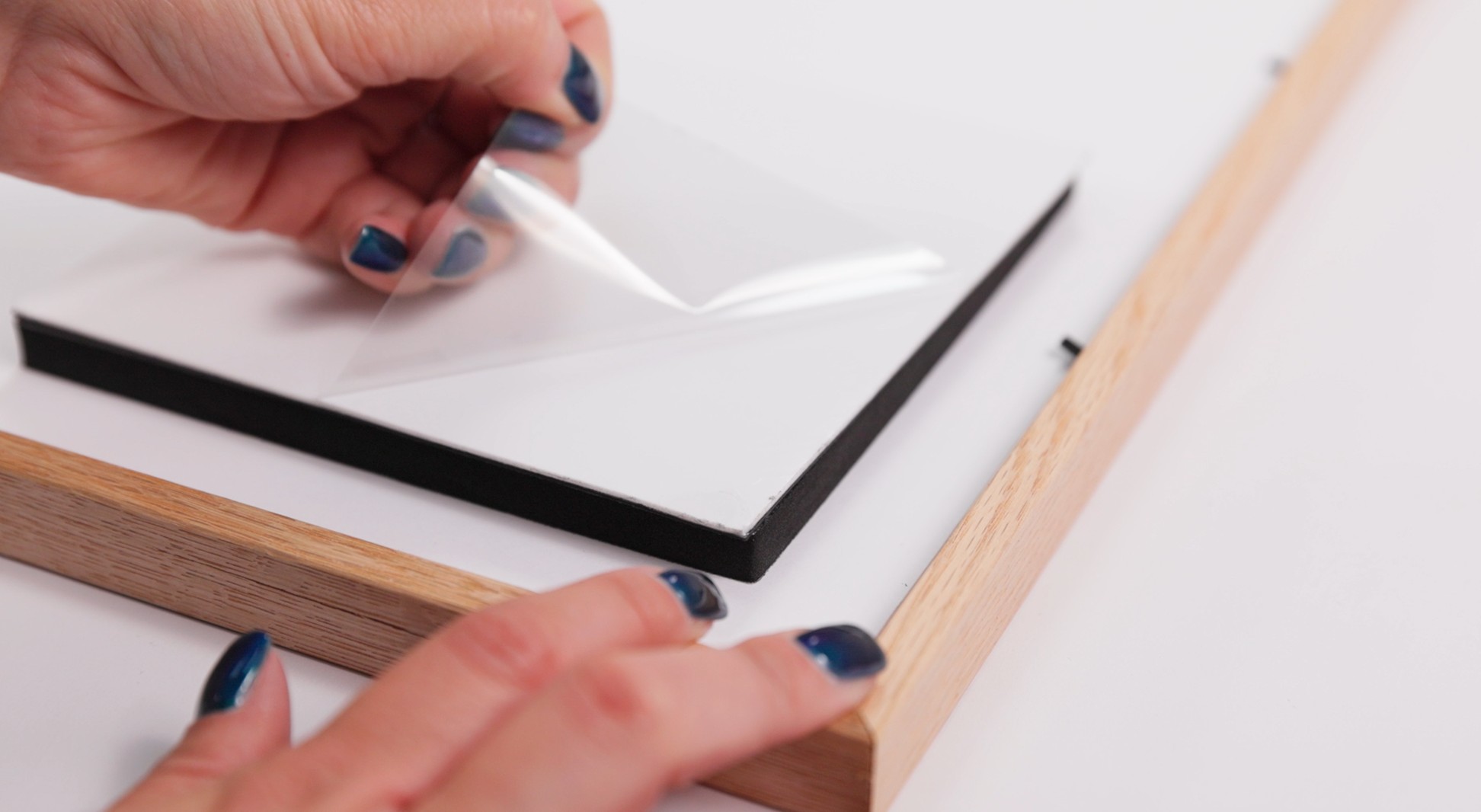 Magnetpad an die Wand kleben