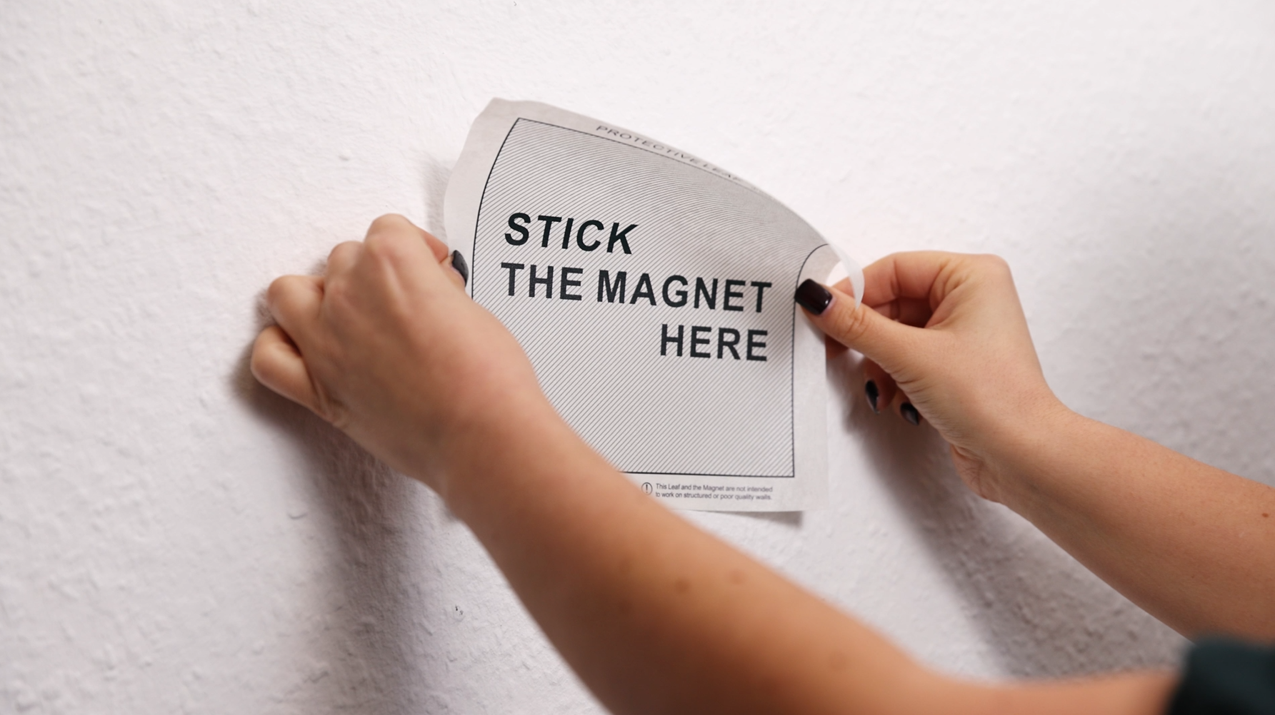 Magnetpad an die Wand kleben