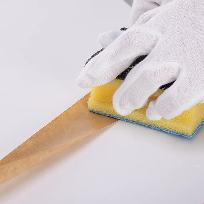 Das Klebeband anfeuchten